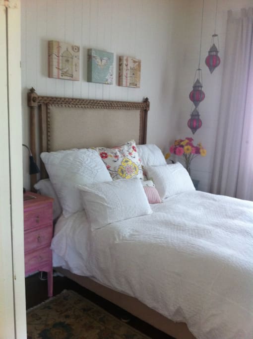 Bedroom 1, queen bed