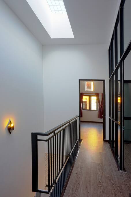 Cầu thang ánh sáng và hành lang