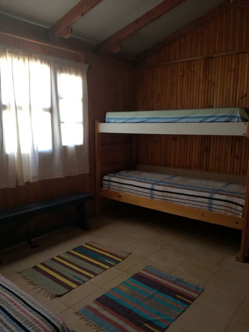 Habitación de 3 camas (una cama simple y 1 camarote)