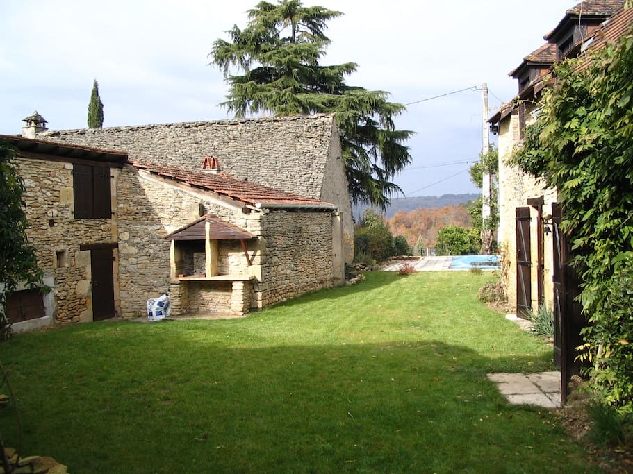 Le jardin + le barbecue