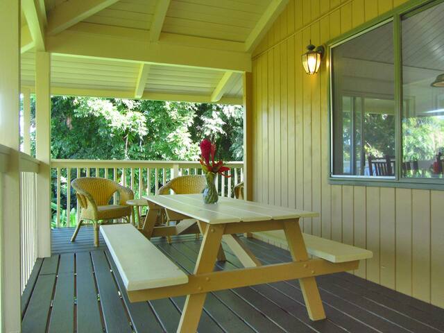 Beautiful Home One Block to Beach at Hanalei Bay gallery image 3