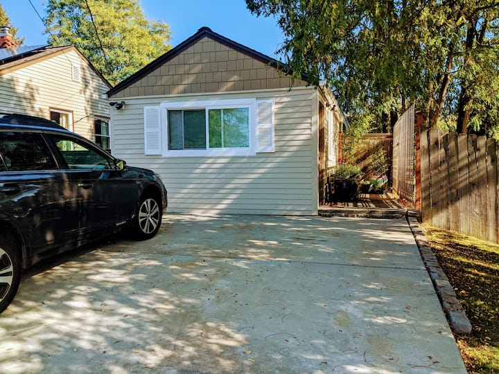 The Garage: A private cottage w/ driveway parking