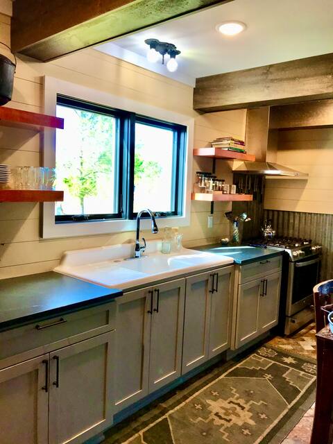 Cozy Farm Retreat - minutes to Ashland
