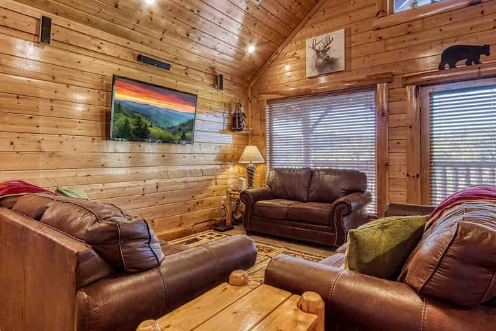 غرفة معيشة في الطابق الثاني بإطلالة على الجبال. 