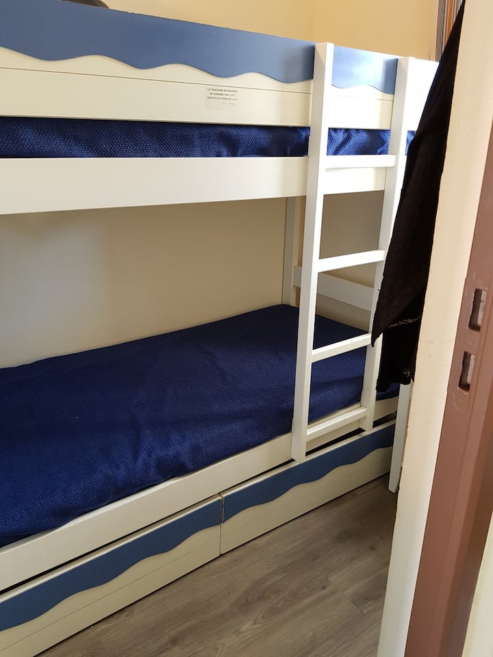 מיטת קומותיים, חדר שינה וארון עם חלון