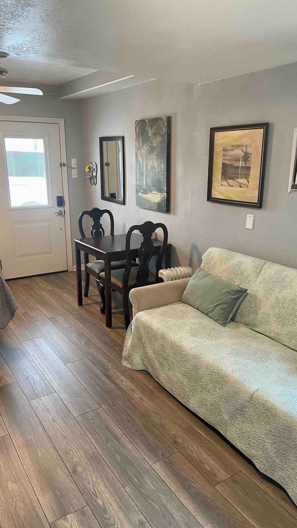 Garsónka s manželskou posteľou Queen/prémiovým matracom. Pohovka je futon v štýle Clik Clak. Spí 1 dospelý alebo 2 malé deti.