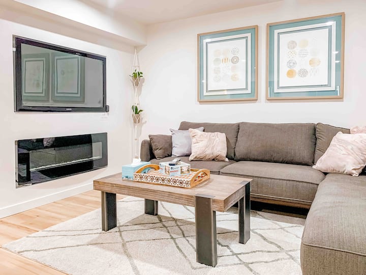 3 Bdrm Suite W/ Rooftop Patio, Fire Table & Sauna+ - Kelowna