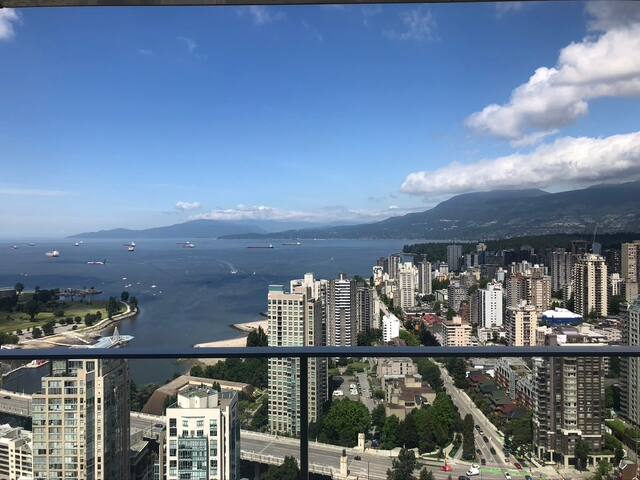 Breathtaking Views 3 bdrm, pool, hot tub, gym gallery image 4