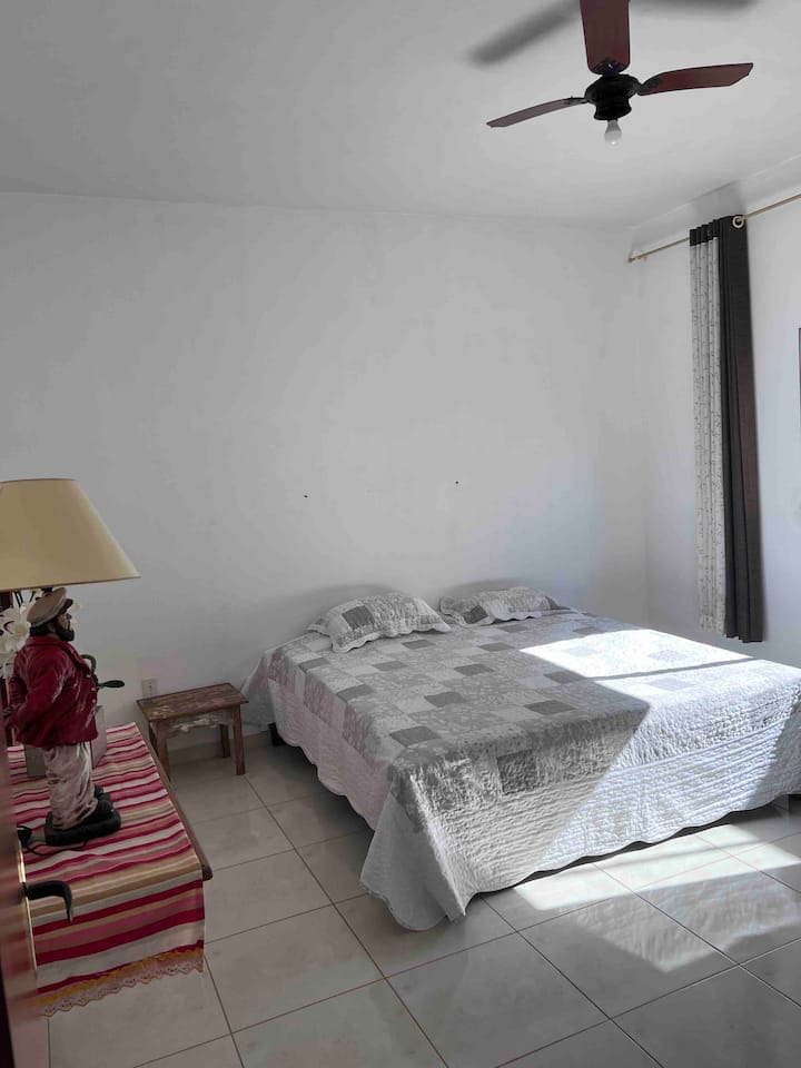 Dormitorio 2 con cama tamaño king y ventilador de techo.