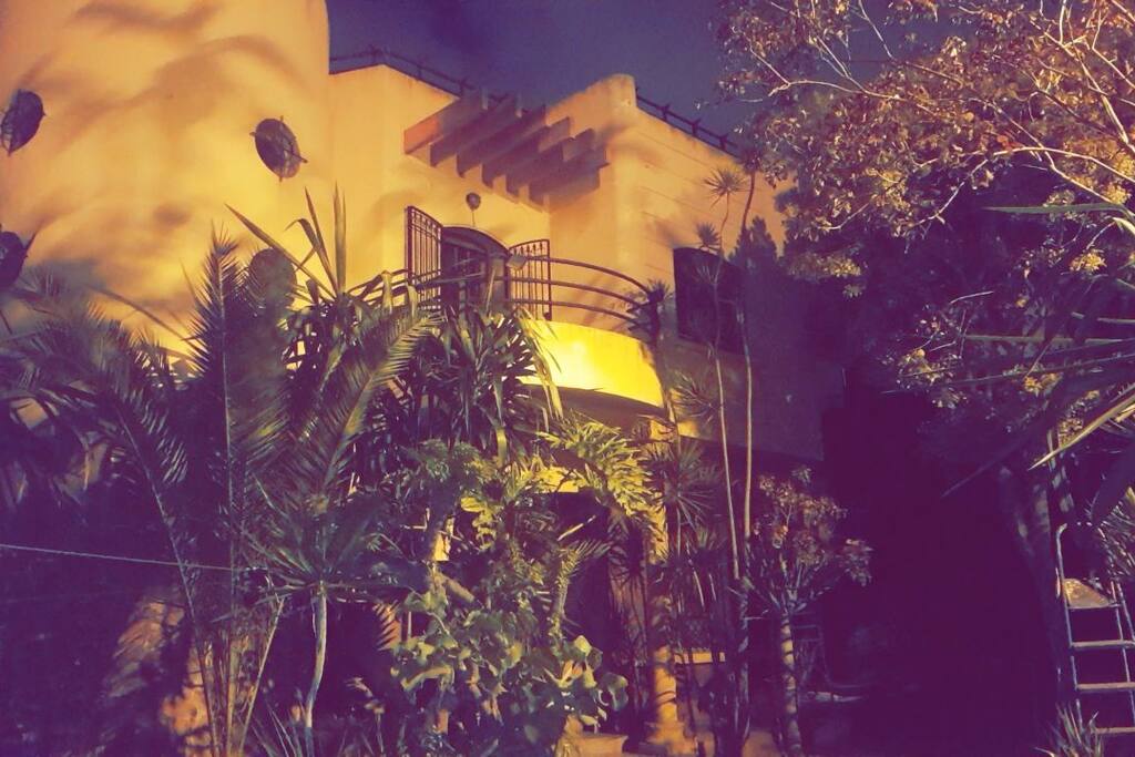 Face de la maison vu de nuit