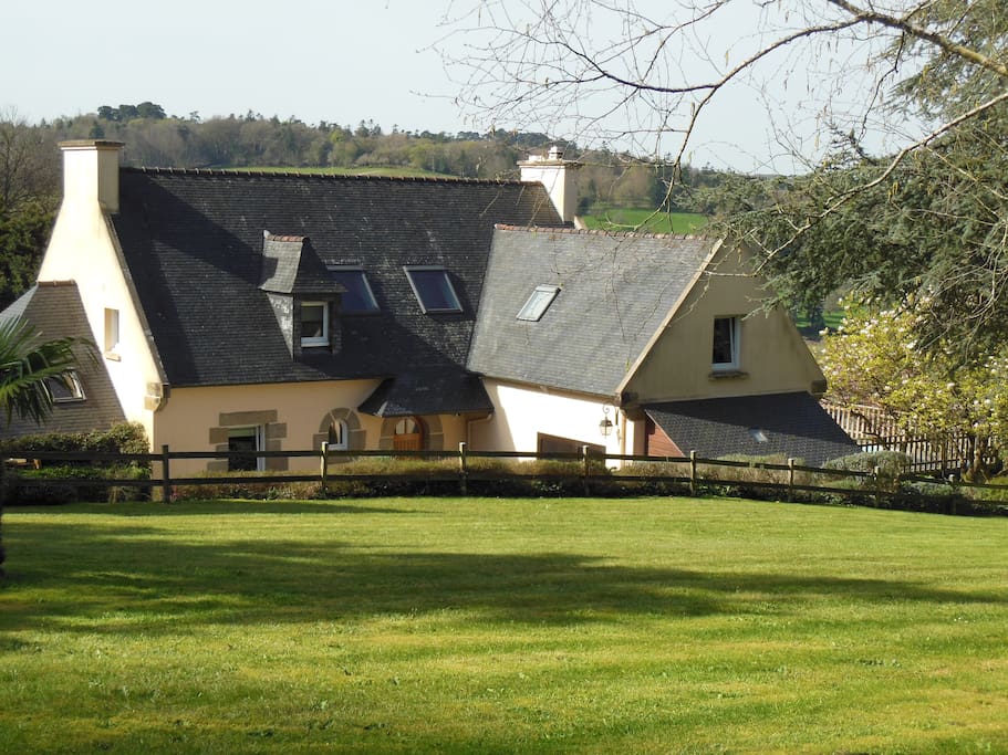 La villa de Saint Kirio est située au calme dans un écrin de verdure