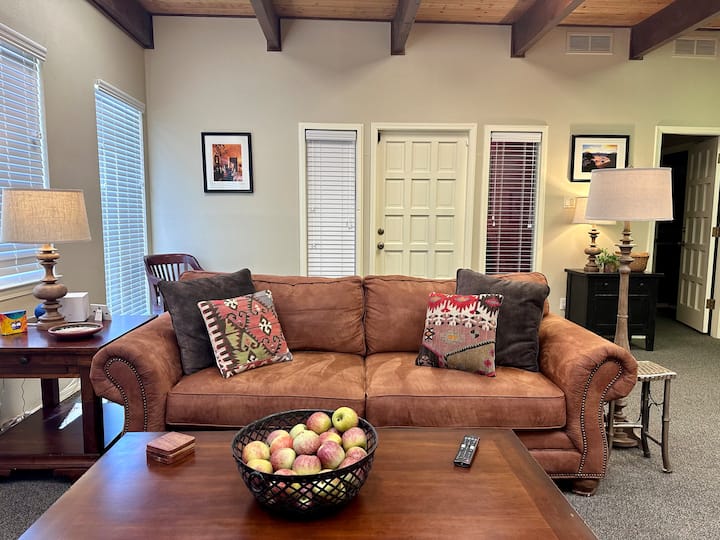 Mountain View Executive Retreat|office|ne Heights - Albuquerque, NM