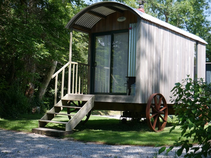 Riverside Shepherds Hut with Under Floor Heating Shepherd's huts (UK