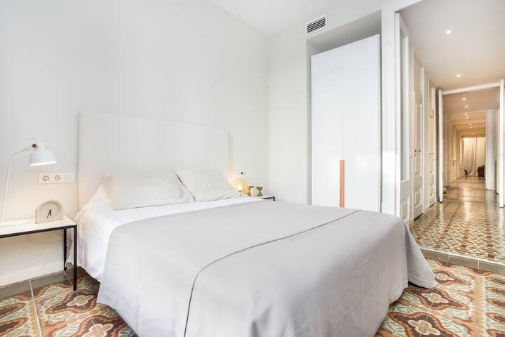 Bright 4 bedroom apartment w/ balcony, Las Ramblas gallery image 2