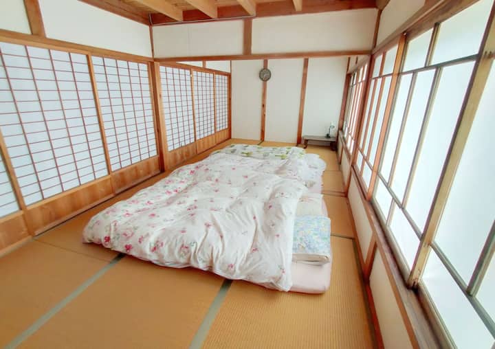 ２F寝室では5組の布団をご用意しています。