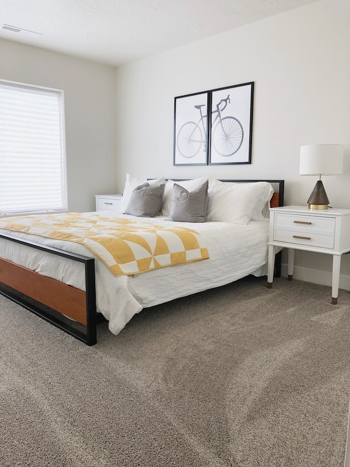 卧室# 2加大双人床