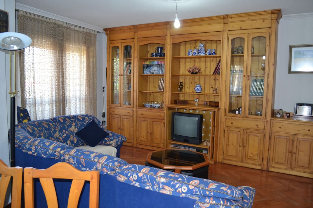 Suelos de madera en comedor pasillos y habitaciones .