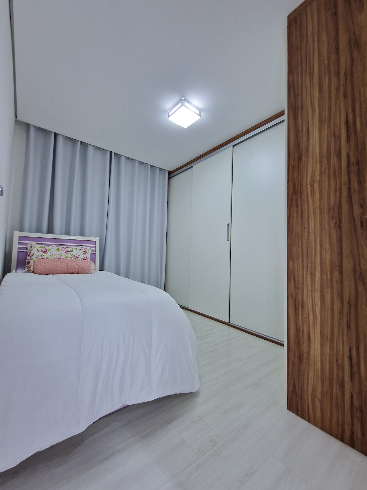  Uma bicama (un colchón que puede ser utilizado por un adulto y otro de la cama auxiliar más delgada para niños). Dos piezas de armario con cajones y rackman con perchas disponibles, plancha, ventilador de columna arno y aspiradora.