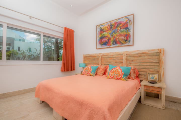 ห้องนอน 2 (ห้องส้มเขียวหวาน) เตียงคิงไซส์ (สามารถเป็นเตียงแฝดได้ 2 หลังด้วย)