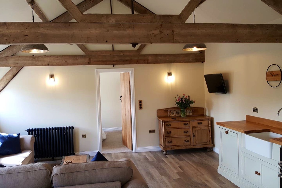 Successful Airbnb property: Cotswold Barn Loft with Panoramic views in Cotswold