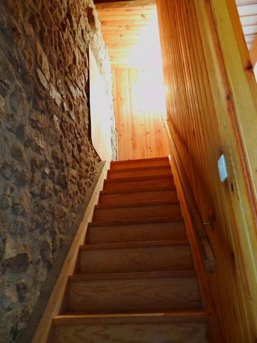 Escalier montant aux deux chambres 1 personne