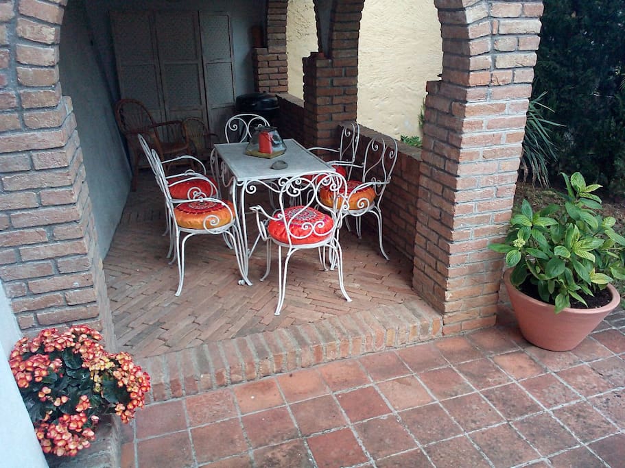 Überdachte Loggia am Küchenausgang mit Blick auf den Garten