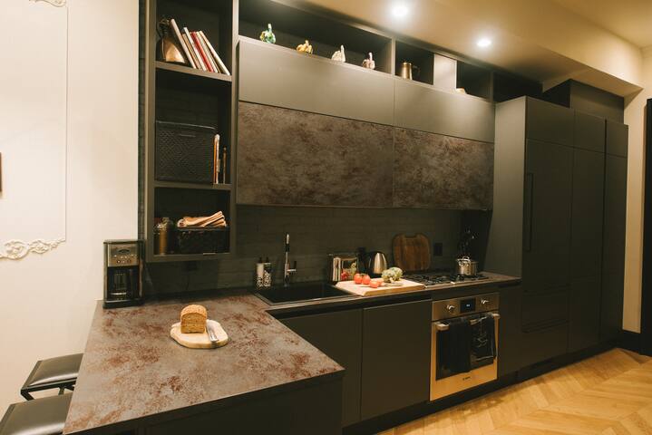 Stylish Townhouse with patio and backyard gallery image 4