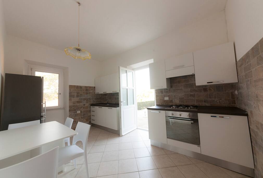 cucina dotata di forno, lavastoviglie e frigorifero 340 lt