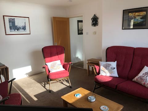 Lovely two bed flat with beautiful harbour views.