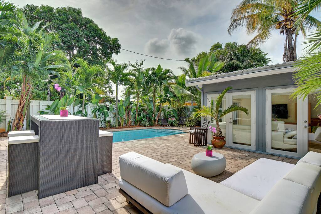 Perfect place for evening cocktails or dining al fresco!