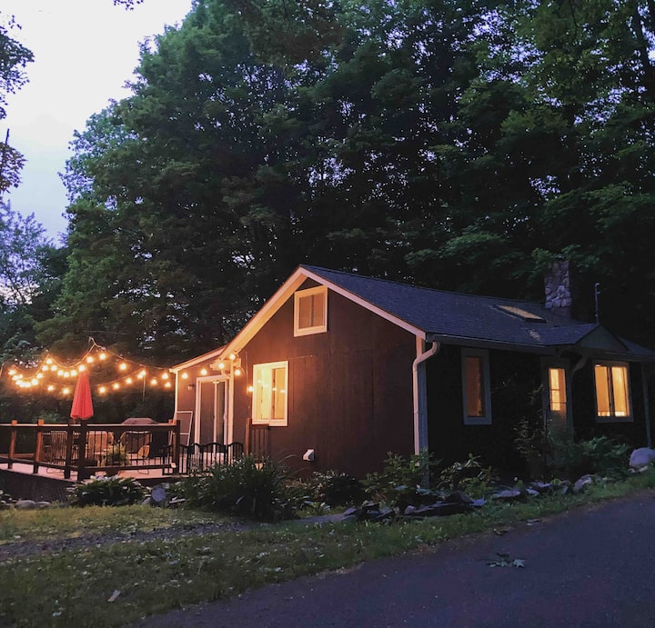 Log Cabin, Rustic Resort Cottage in Connecticut