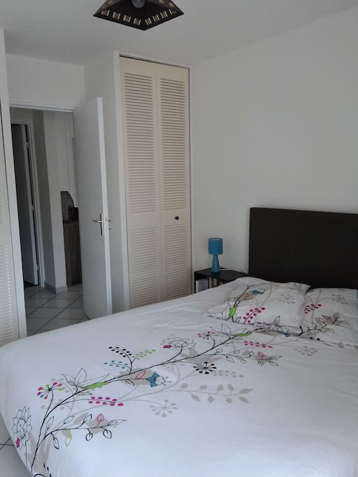 chambre climatisée lit grande largeur