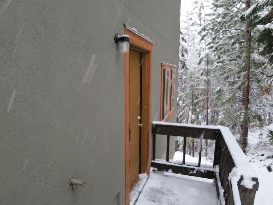 Entrance (on the side of the building)
