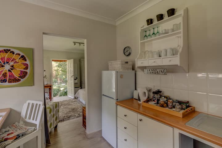 Pin Oaks- Garden Cottage.
Set In A Stunning Garden - Sandton