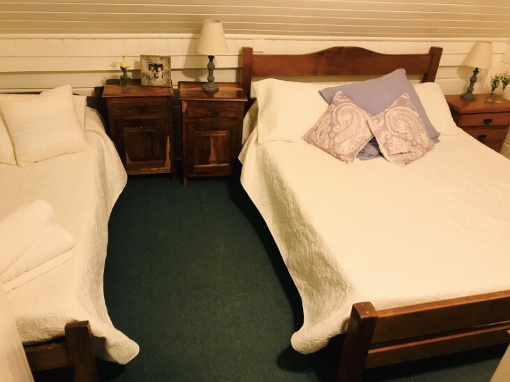 Საწოლი 152 × 203 სმ და ერთადგილიანი საწოლი მაღლა