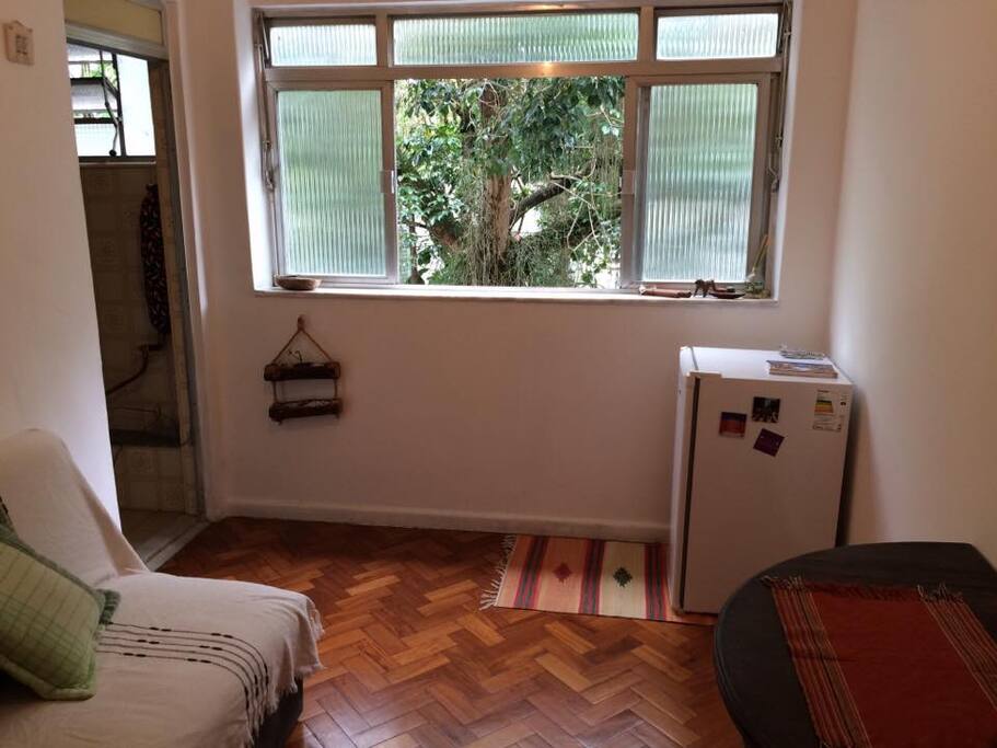 Sala e entrada para a cozinha.