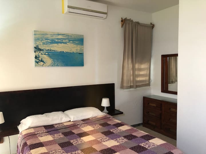 Dormitorio principal con aire acondicionado eficiente.