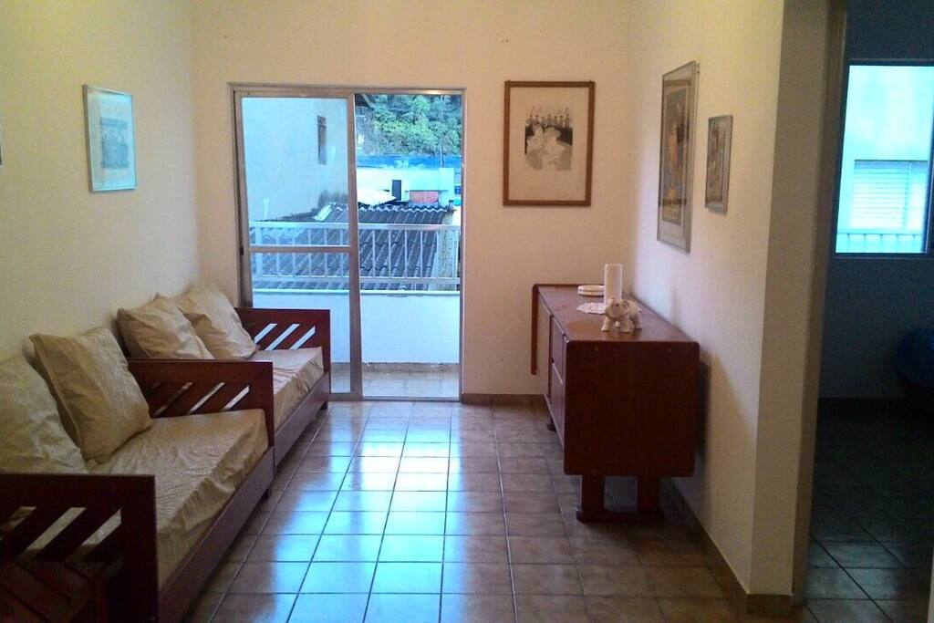 Sala de estar com saida para varanda