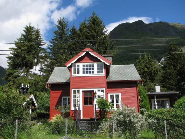 Summerhouse by river, Borgundsvegen 248