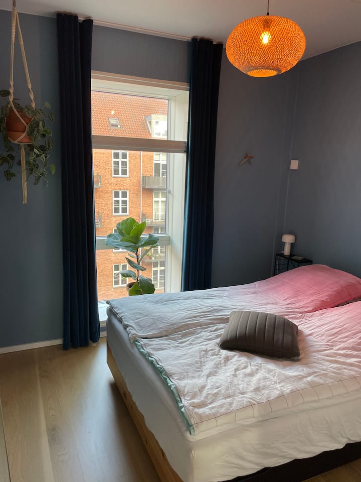 Spálňa s manželskou posteľou 140 cm