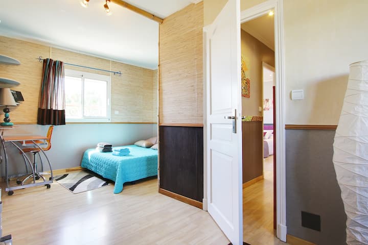 למעלה חדר שינה שני 18 מ"ר  עם מיטה זוגית אחת וספה נפתחת