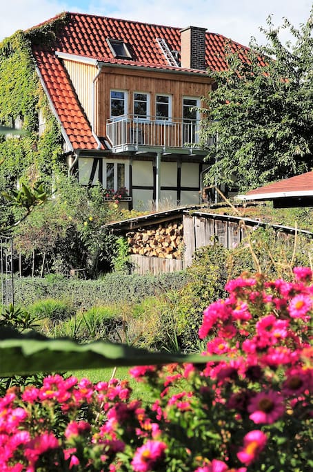Dachgeschoss-Einliegerwohnung mit großem SE-Balkon und Blick auf die Burg Trendelburg