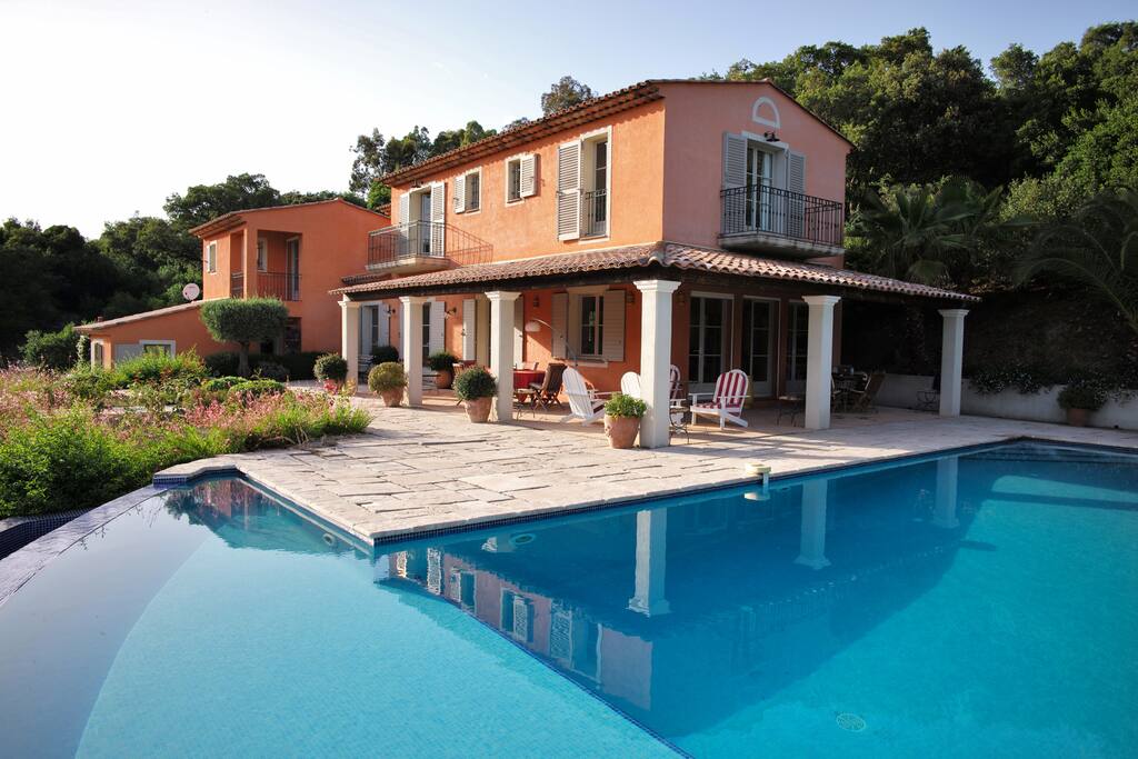 Piscine, terrasse et maison