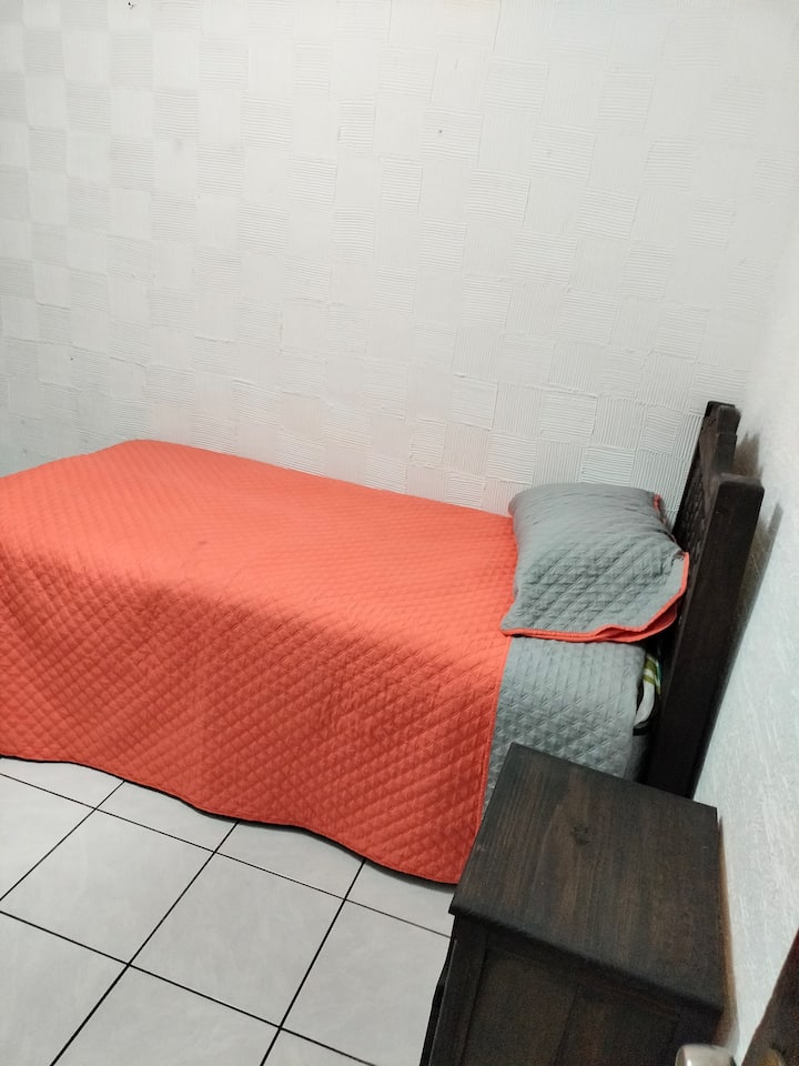Recamara con cama individual.