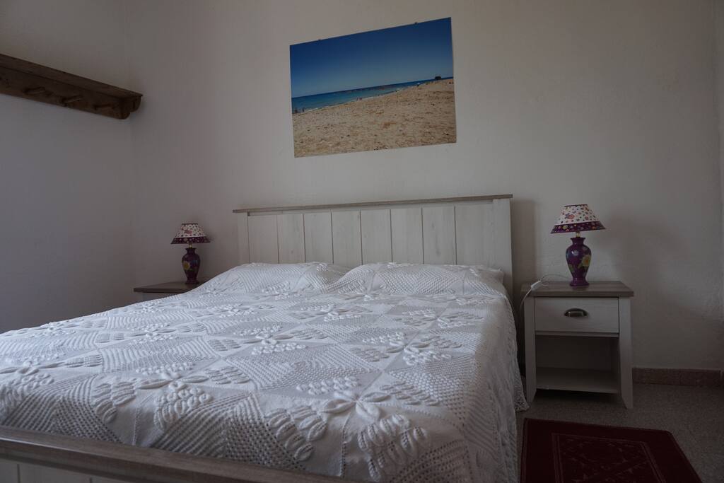 Room with queen size bed