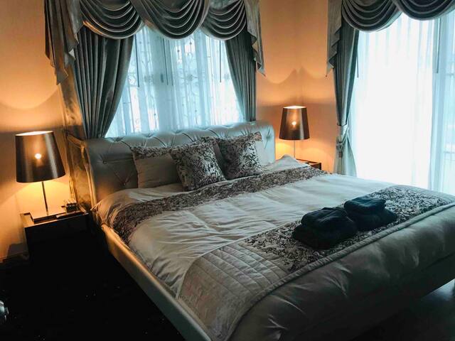 Experience a Peak of Luxury in this Modern House gallery image 5