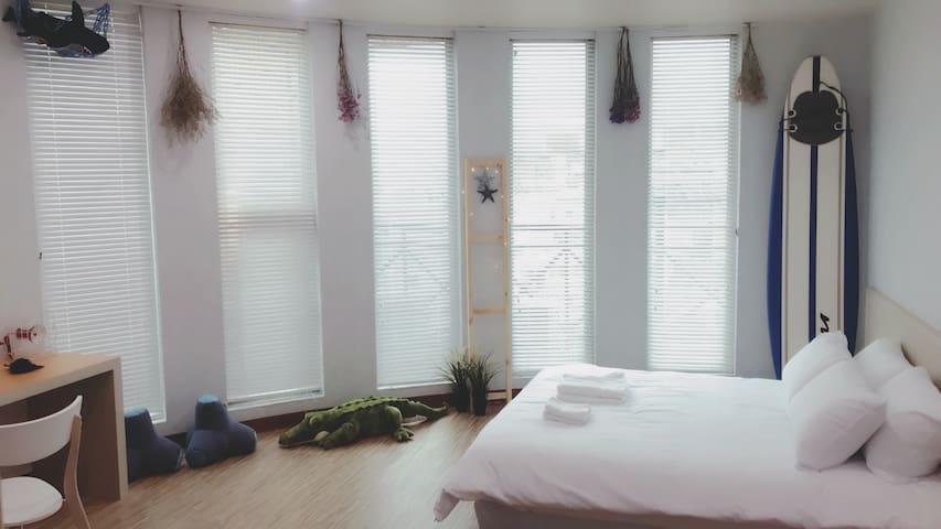 **貳號柒樓 ** 走路就到美術館,海洋2-3人房,市中心電梯民宿,市區近火車站.赤崁樓.國華街