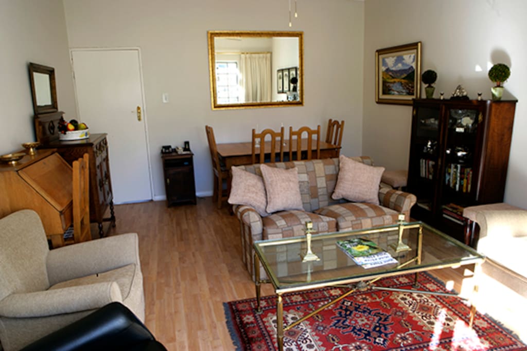 Lounge/Dining