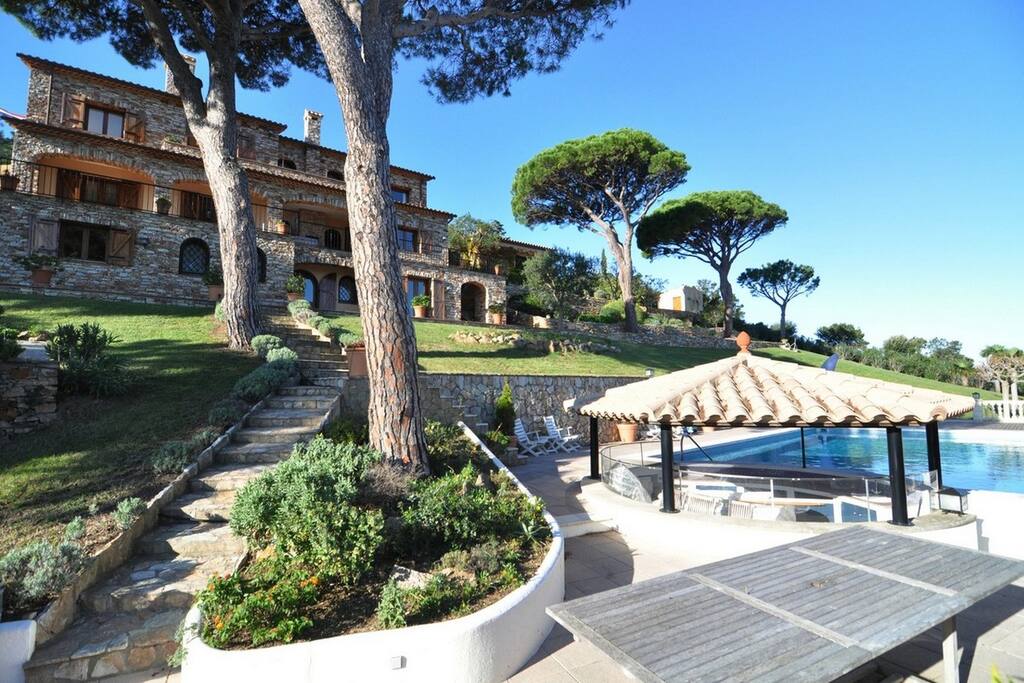 Pergola with summer dining & pool bar