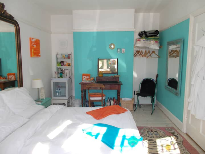 BRIGHT DOUBLE BEDROOM